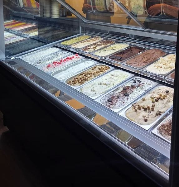 Vitrine de glaces et sorbets artisanaux Maison Givre